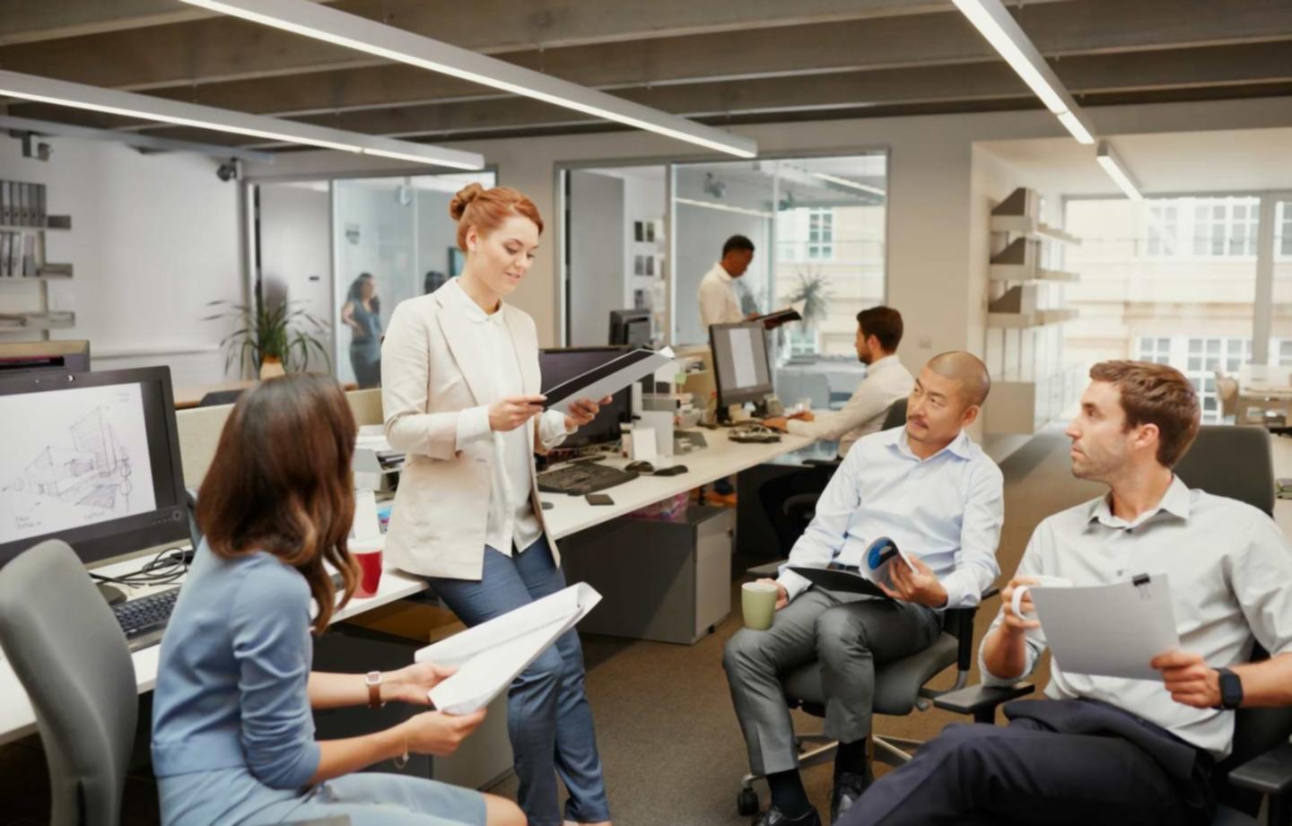 Workshop-Teilnehmer arbeiten gemeinsam an Finanzplanungsübungen