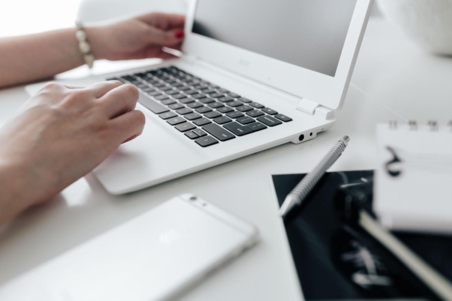 Vertragsunterlagen und rechtliche Dokumente auf einem Schreibtisch